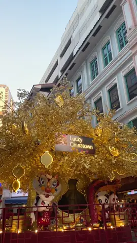 Walking again to one of our dating spots before. ✨ Napakaganda mo pa rin, Lucky Chinatown!! #binondomanila #luckychinatown #foodtrip #chinatownfoodreview #manilafoodtrip