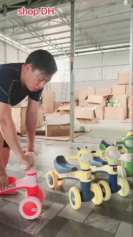 xe cho bé từ 1- 4 tuổi.xe có đèn nhạc rất vui nhộn #đồgiadụng #bỉmsữa #mẹ #mevabe #dochobeyeu 