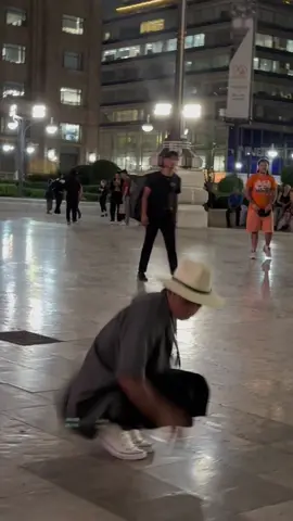 Asi se baila la cumbia en monterrey ahora en la CDMX recordando a poderoso kombo kolombia🔥            Que me invitan o recomiendan a hacer aqui o que rollo?✌️ #kombokolombia #elgolodelamilenio #cdmx🇲🇽 #parati #asisebailalacumbiaenmonterrey 