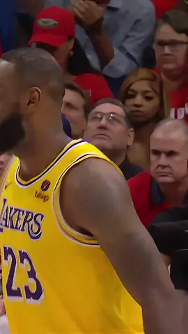 LeBron James Gets Shifty Woth The Footwork Before Putting Zion In The Air For The Easy Layin🥵 #foryou #foryoupage #fyp #basketball #hoopsnation #hoopscorner #lebronjames #losangeleslakers #handlesfordays #dribble #nbahighlights #viralvideo #nbaplayoffs 