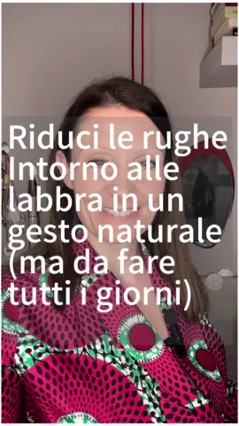👄 UN GESTO PER RIDURRE LE RUGHE INTORNO ALLE LABBRA (ma fatto tutti i giorni e senza scuse) + COME FARE UN PASSO CONCRETO VERSO IL RINGIOVANIMENTO  🧴 Ho visto le prime linee rosate intorno alle mie labbra circa un anno fa. 👩🏻 Ho iniziato da subito a praticare un massaggio mirato, proprio quello che ti mostro nel video.  💪🏻 Dopo qualche settimana (forse 5) quelle linee sono scomparse e non sono più ricomparse.  🙃 Tutto questo ha richiesto molta costanza nella pratica quotidiana dei massaggi… ma ne è valsa la pena.  🙃 Ho fatto questo video perchè mi trovo di nuovo di fronte alla formazione di nuove linee sulle labbra (dall’altro lato questa volta!) e ho messo (di nuovo!) questo massaggio nella lista delle priorità facciali!  🤩 Sono sicura di farcela di nuovo!  ⁉️ Sai quando trovo il tempo? 📺 La sera davanti alla TV. ⁉️Se anche tu vuoi fare un passo concreto verso il ringiovanimento facciale ti invito a candidarti -entro oggi 16 marzo alle ore 18:00-  per partecipare alla Masterclass gratuita, del valore di 250,00 euro, su come fare un PASSO CONCRETO verso il RINGIOVANIMENTO del tuo viso per sentirti più serena e contenta di te stessa.  ❇️ Durante la Masterclass ti darò informazioni concrete su come iniziare a migliorare l’aspetto del tuo viso in modo naturale e a costo zero, che potrai iniziare a mettere in pratica già al termine della Masterclass. 🩷 Per ringraziarti di aver scelto di partecipare alla Masterclass  “Primi passi verso un ringiovanimento naturale, per smettere di sentirti frustrata dalla tua immagine e tornare ad essere felice e contenta di te stessa”  ti invierò il mio video-mini-percorso  “Ringiovanisci naturalmente” ✏️ Commenta il post o scrivimi un messaggio privato per ricevere le informazioni necessarie alla tua partecipazione. ❇️ Ti aspetto stasera online! 🌸 Romina #ginnasticafacciale #ringiovanisci #visofrescoerilassato