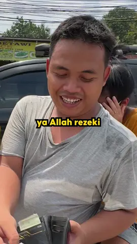 nyengir mulu mas nya...
