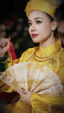 Hầu Hoàng Mười luôn có một cảm giác rất thơ rất chất, vừa ấm áp lại vừa bản lĩnh kiên cường. Xin vía để được mặt hoa da phấn dung mạo tốt tươi trí tuệ khai mở của Hoàng #hoangmuoi #hoangmuoinghean #hoang10 #hoangthap #haudong #tinnguongthomau #kimanhtruong #kimanhntp #quanglamlinhungdien #katgems 