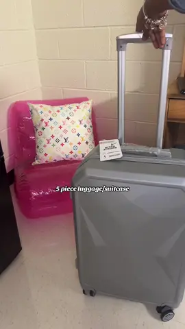 so convenient! #luggage #travel #suitcase #suitcasepackingtips #travelhaul #travelessentials #collegestudent #cutesuitcase #fyp 