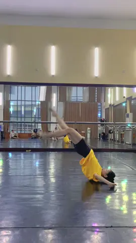 Khoe áo đồng phục mới của đoàn múa Nhà hát Nhạc, Vũ kịch Việt Nam nè 🤭 #lethanhtrandance #dance #hocmua #muaballet #uondeochallenge 