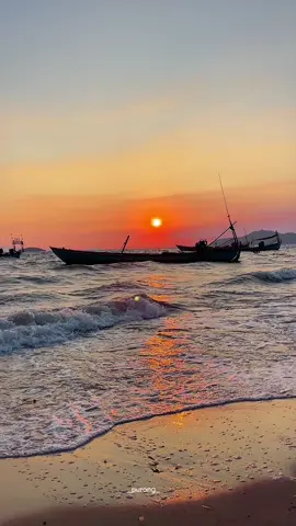 កាន់តែស្រឡាញ់ កាន់តែមិនហ៊ានរំខាន  . . . . #xyzbcafypシ #sunset #flyyyyyyyyyyyyy #hurtmyfeelings #sadsong 