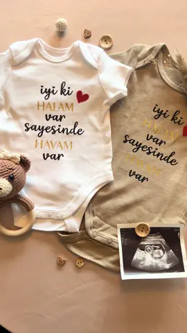 Aktuell komme ich leider nicht dazu, regelmäßig Videos hochzuladen, da im Shop zut Zeit sehr viel los ist 🥰  Diese beiden süßen Bodys gehen morgen in den Versand 🙂 Übrigens: noch 5 Follower, dann haben wir 1500 erreicht und ich starte hier auf Tiktok eine Verlosung 🥰 Folg mir also gerne, um nichts zu verpassen ❤️ #bebek #bebekgeliyor #hala #iyiki #hamilelik #hamileliksürprizi #sürpriz #bestellung #etsy #herzenswunder #oluyorsun #schwangerschaft #schwangerschaftverkünden #gewinnspiel #follower #tiktok 
