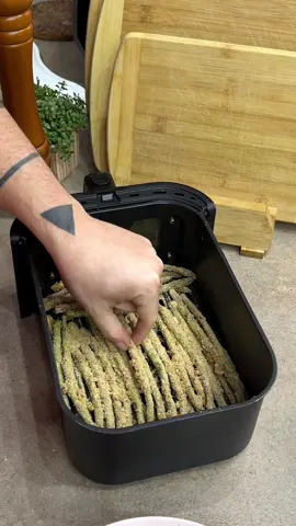 Asparagi gratinati leggeri in friggitrice ad aria  Ingredienti 150 g di asparagi 100 g di pangrattato 1-2 uova Sale q.b. Paprika q.b. 1 cucchiaino raso di aglio in polvere 1 cucchiaio di olio evo #cucinaitaliana #carlogaiano #asparagi 
