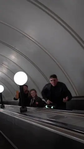 Танцы в метро 