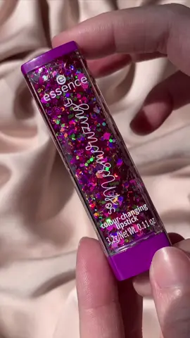 So Mesmerizing 🧜🏻‍♀️✨ @essence cosmetics Colour Changing Lipstick💄 Una fantasía de barra de labios que reacciona al PH y tiñe los labios en un tono rosa natural 💖 con destellitos y un packaging de lo más precioso con glitter flotante✨ un sueñoooooo.😍🫶🏻  ¡Y sólo cuesta 3,79€! Yo me lo compré en @PRIMOR 💕 #essence #essencecosmetics #lipstick #pintalabios #mermaid #mermaidmakeup #lipsticks #lipstickaddict #viral #makeup #makeuplover #essencemakeup #foryou #parati #fypシ #maquillaje 