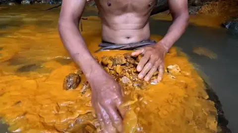 wooow 🤯 amazing discovery of the golden path,!!! with super material in red soil #goldhunting #fyp #fypシ゚viral🖤tiktok #goldtreasure #rivergold #fypシ #traditionalgoldpanning #fypシ゚viral #fypage 