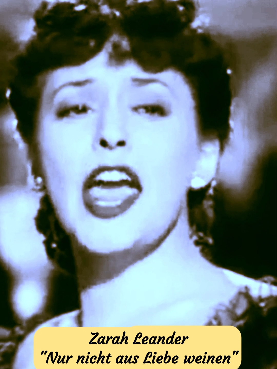 Zarah Leander – Nur nicht aus Liebe weinen. Sängerin: Sara Stina Leander, alias Zarah Leander 15.03.1907 Karlstad – 23.06.1981 Stockholm. Mit Szenen aus dem Film „Es war eine rauschende Ballnacht“, aus dem Jahr 1939. Das Lied wurde von Theodor Karl Mackeben, alias Theo Mackeben 05.01.1897 Preußisch Stargard – 10.01.1953 Berlin komponiert und den Text dazu schrieb Hans Fritz Beckmann 06.01.1909 Berlin – 15.04.1975 München. Das Lied wurde vom Label Odeon veröffentlicht. Liedtext: … Nur nicht aus Liebe weinen. Es gibt auf Erden nicht nur den einen. Es gibt so viele auf dieser Welt. Ich liebe jeden, der mir gefällt und darum will ich heut' Dir gehören. Du sollst mit Treue und Liebe schwören. Wenn ich auch fühle, es muß ja Lüge sein. Ich lüge auch und bin dein. Wir kamen von Süden und Norden mit Herzen so fremd und so stumm. So bin ich die deine geworden … #zarahleander #nurnichtausliebeweinen #eswareinerauschendeballnacht #theomackeben #hansfritzbeckmann #odeon #filmmusik #filmmusic #30ermusik #30smusic #30er #30s #deutschemusik #germanmusic #altemusik #oldiesmusic #oldiestiktok #original