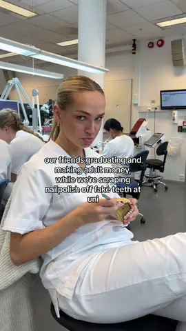 laughing all the way to the bank in 3,5 yrs 🍀 #dentista #dentalstudent #dentalschool #dentistaentiktok #dentaltok #periodista 