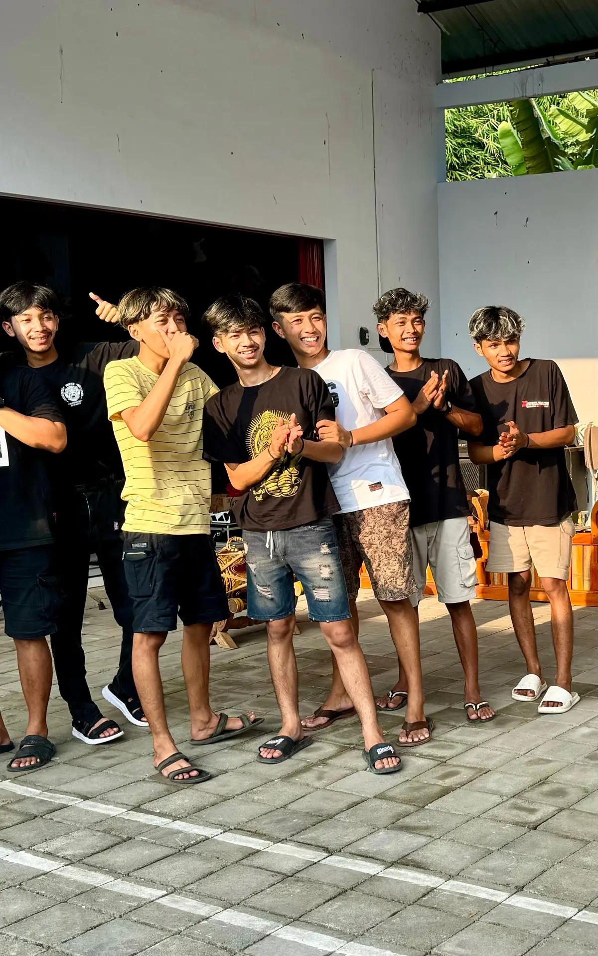 Waktu akan terus berjalan & mustahil untuk bisa dihentikan, marah & benci saat melihat orang lain bahagia adalah keegoisan diri semata, justru menerima dengan lapang dada & mendoakan yang terbaik adalah sebuah keputusan mulia. Hingga akhirnya, kita akan sadar bahwa hidup ini memanglah panggung sandiwara,   Yang ceritanya bisa berubah.