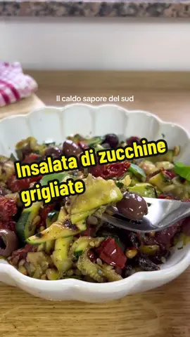 Ieri abbiamo fatto i fagottini di zucchine grigliate e oggi invece, ci prepariamo una super golosa insalata: pronti a correre in cucina?  . Ingredienti per fare l’Insalata di zucchine grigliate 2 zucchine (grandi) q.b. sale q.b. olio extravergine d’oliva q.b. aceto di vino bianco 40 g olive 40 g pomodori secchi sott’olio (sgocciolati) 30 g uvetta 20 g pinoli 10 g capperi (dissalati) q.b. prezzemolo . Come fare l’insalata di zucchine grigliate Sciacquate le zucchine e privatele delle estremità, pelate una striscia di buccia da una parte e dall’altra (così la prima e l’ultima fetta non ne saranno ricoperte) e con un coltello affilato e con mano precisa, tagliate delle fette spesse 3-4mm. Scaldate molto bene una padella per grigliare, una volta rovente poggiate le fette di zucchina e cuocete 5-6 minuti per lato, salate leggermente e poi raccogliete in un piatto sovrapponendole una all’atra, man mano che procedete coprite bene e mettete da parte tenendole in caldo, a fine cottura di tutte le fette aggiungete un po’ d’olio, coprite ancora e lasciate riposare 1o minuti. Con il riposo le zucchine termineranno la cottura e si ammorbidiranno ancora di più. Trascorso il tempo spostatele su un tagliere e taglaitele a pezzettini raccoglietele in un piatto. Aggiungete le olive, i pomodori secchi a pezzetti, il prezzemolo e i capperi tritatati finemente, i pinoli tostati in padella (qualche secondo, giusto il tempo di prendere colore senza bruciare) e mescolate. Aggiungete un po’ d’aceto se gradite, aggiustate di sale, se dovesse servire (ma non credo) e mescolate. L’insalata è pronta, potrete gustarla fredda, a temperatura ambiente o dopo qualche ora di riposo, si conserva in frigo fino a tre giorni, ben chiusa in un contenitore ermetico. Lasciate riposare l’insalata un paio di ore e risulterà ancora più buona, usate poco aceto e abbondante olio per renderla deliziosa. #ricette #ilcaldosaporedelsud #cosebuone #vegan #vegetariano #estateagent 