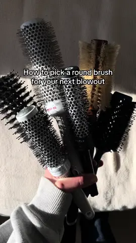 I use different sizes on different areas of the head, depending on the desired look. #hairtok #hair #blowout #barrel #roundbrush #roundbrushblowout #brush #oliviagarden #howto #volumen 