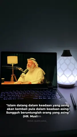 Beberapa kalimat yang mungkin sudah sering didengar orang (terutama anak muda) yang baru hijrah: “Ngapain sih masih muda pake niqab?” “Kenapa ga pacaran?” “Apasih bawa agama mulu” “Kenapa sih gamau salaman sama lawan jenis? Alay!” “Ayooo bikin dance tiktok” “Hah? Ga suka musik? Aneh banget ih” “Cuma ngerayain ulang tahun masa gaboleh sih” “Ga ngerokok? Cupu banget lu” “Ngapain jenggotan, kaya kambing” “celana lu kenapa di atas mata kaki? Abis kebanjiran?”  Dan lain sebagainya. Merasa terasing di antara teman-teman, keluarga, sanak saudara, sudah menjadi hal yang biasa. Tapi apakah harus sedih? Jawabannya justru sebaliknya, harus merasa senang karena kita termasuk orang-orang yang disebutkan rasulullah sebagai orang yang “beruntung”. Tetap teguh di atas Quran dan sunnah! Islam dimulai dalam keadan asing sebagaimana keadaan di Mekkah dan di Madinah ketika awal-awal hijrah. Islam tidak diketahui dan tidak ada yang mengamalkan kecuali sedikit orang saja. Kemudian ia mulai tersebar dan orang-orang masuk (Islam) dengan jumlah yang banyak dan dominan di atas agama-agama yang lain. Dan Islam akan kembali asing di akhir zaman, sebagaimana awal kemunculannya. Ia tidak dikenal dengan baik kecuali oleh sedikit orang dan tidak diterapkan sesuai dengan yang disyariatkan kecuali sedikit dari manusia dan mereka asing. dan dalam riwayat yang lain : ‎قيل يا رسول الله ومن الغرباء؟ فقال: الذين يصلحون إذا فسد الناس Rasulullah- Shallallahu ‘alaihi wasallam ditanya “wahai rasulullah siapa yang asing itu (al-Ghuraba)?” Rasulullah- Shallallahu ‘alaihi wasallam bersabda: ”Yaitu orang-orang yang mengadakan perbaikan di tengah manusia yang berbuat kerusakan”. Dan dalam lafadz yang lain: ‎هم الذين يصلحون ما أفسد الناس من سنتي ”mereka adalah orang-orang yang memperbaiki sunnahku yang dirusak manusia” Kita memohon kepada Allah – Subhanahu wata’ala agar menjadikan kita dan juga saudara kita kaum muslimin seluruhnya bagian dari mereka dan Dialah sebaik-baik tempat meminta. Sumber: https://muslim.or.id/26949-makna-hadits-islam-itu-asing-dan-akan-kembali-asing.html (dengan beberapa tambahan) #islam #quran #sunnah #ilm #ilmu #kajian #kajiansunnah #majelisilmu #salafi #dakwah #dakwahsunnah #dakwahtauhid #qurandansunnah #niqab #manhaj #manhajsalaf #manhajsalafusshalih #manhajsalafujungpencarianku 