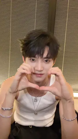 Chu Dực Nhiên này lạ quá 🤣 mang áo ba lỗ khoe cơ bắp nhưng mà nhảy bài lạ quá 🤦‍♀️🤣  #zhouyiran #chuducnhien #zhouyiran周翊然 #周翊然 #xuhuong 