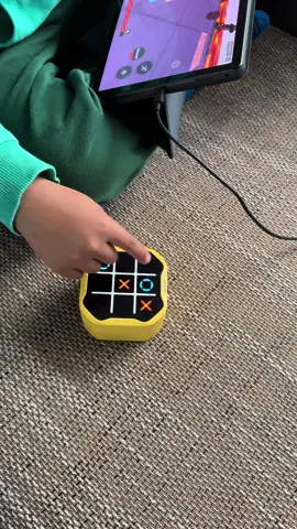 Distracting my kid with infinite tic-tac-toe. #brainteasers #multitasking #familygame #giiker #boardgame 