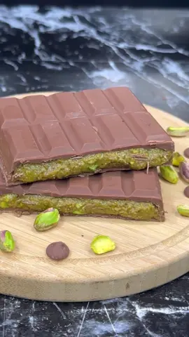 LA TABLETTE DE CHOCOLAT FOURRÉE A LA PISTACHE QUI A FAIT SALIVER TOUT TIKTOK 🤤  J’ai reproduit la recette de la fameuse tabelette de chocolat fourrée à la pistache qui fait littéralement le buzz sur les réseaux et que tout le monde rêve de goûter! 🍫  Elle est vendu à 15 euros en boutique, je vous montre aujourd’hui comment la faire maison pour même pas 5euros! 👩🏻‍🍳 Ingrédients : Praliné : 150g de pistaches  110g de sucre 25g d’eau  30g de poudre d’amande  50g de pistaches Crêpes dentelles 1 c.à.s d’huile (facultatif) 2-3 gouttes de colorant vert (facultatif) 250g de chocolat au lait #recette #viral #chocolat #pistache #chocolatdubai #recettefacile #recettefacileetrapide #delicuisine #food #pourtoi #fy #dessert #viralvideo 