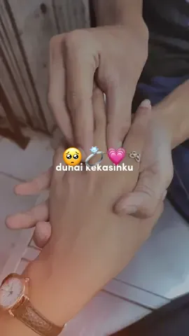 Terimakasih @Arun Setiawan telah atas bukti dan menjadikan ku wanita satu satunya yang kamu miliki setelah ibu mu...🥺❤ #fyp #foryou #xycba #slomo #slowmo #trending #trendslowmo #cincindaridoi #bucin #cincin #karnakaulahcintaterakhirku 