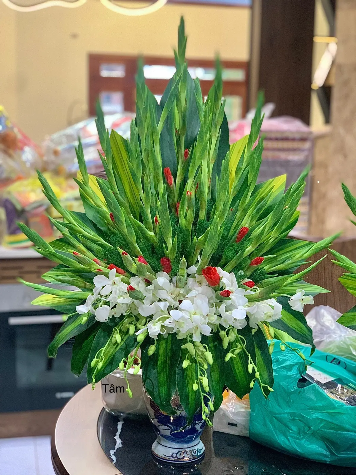 Với 25 bông hoa dơn, nửa bó lan thái trắng và 20 lá thiết mộc lan các bác có thể cắm được 1 bình hoa trang nghiêm dâng ban thờ như này ạ. #hoadon #camhoadongian #camhoadonbantho #tam #tamcamhoa #minhlinhsan #flowers 