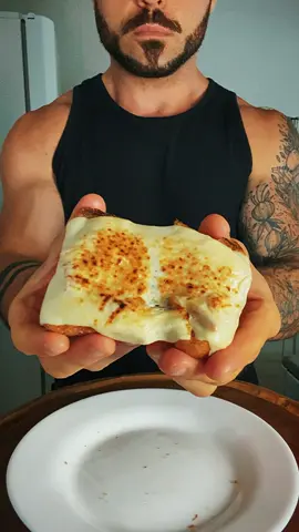 5 OPÇÕES DE CAFÉS DA MANHÃ SEM OVOS! Todas com menos de 300kcala e com pelo menos 18g de Proteínas. 1 - Sanduíche: 60g de Peito de Peru defumado, 20g de Requeijão Light e Vegetais. 2 - Wrap: 1 Rap10, 60g de Peito de Frango Desfiado ou Atum Ralado, 20g de Requeijão Light e vegetais. 3 - Vitamina: 200ml de Leite Desnatado, 1 Banana Nanica, 15g de Whey Protein e 15g de Aveia. 4 - logurte: 100g de Uvas, 1 logurte Desnatado, 15g de Whey Protein e 10g de Amendoim ou Pasta de Amendoim. 5 - Queijo Quente: 15g de Mussarela, 1 Fatia de Pão de Forma Integral, 20g de Requeijão Light, 15g de Whey Protein, 50g de Banana e 100ml de Leite Desnatado. Modo de prepro no 🎥 #nutrição #hipertrofia #proteina #musculação #nutricionista #dieta #Fitness #fit #fy #foryou  #guilhermestoppa #nutrition #treino