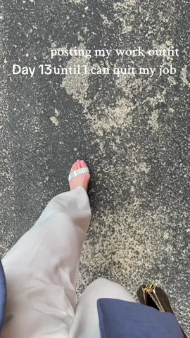 Which shoes do you like better with this outfit? 