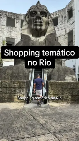 “Shopping temático no Rio” Fui conhecer o @barraworld, o primeiro shopping temático do mundo que reproduz a arquitetura e os principais monumentos de vários países como: Egito, Inglaterra, Itália, França, Alemanha, Japão e Holanda. Eu adorei conhecer, nem parece que você está dentro de um shopping, você anda a céu aberto admirando os principais monumentos do planeta, é uma verdadeira viagem sem sair do Rio. E da pra fazer umas fotos bem instagramáveis. Além disso o shopping conta também com uma grande variedade de lojas e ótimas opções gastronômicas e sempre tem programações infantis acontecendo para a garotada. Endereço e horários: Avenida Alfredo Balthazar da Silveira, 580 - Recreio dos Bandeirante. De seg á sáb de 10h ás 20h e Domingo e feriados de 15h ás 21h. E aí curtiram a dica? Já envia pra quem vai conhecer esse shopping incrível com você e me sigam para mais. • • #barraworld #recreiodosbandeirantes #recreiodosbandeirantesrj #barradatijuca #riodejaneiro #riodejaneirogram #rioquemechama #riodejaneiroonline #riotur #rioilove 