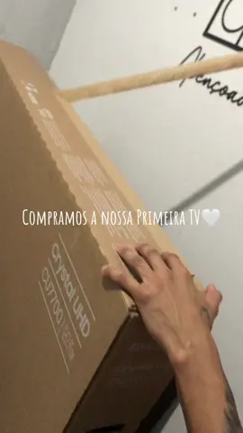 Estava a um tempo sem postar , voltei novamente. Compramos a nossa primeira TV da Samsung , 50 polegada . Perfeita!❣️#casa#tv#compras#tiktok#fyp#casal 