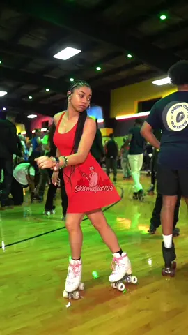 #skatingtiktok #blackpeopleskating #rollerskatingtiktok #viraltiktok #fyp #trending #rollerskaters 