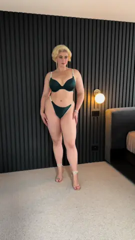Modelling behind the scenes for @elevenintimates #bodypositivity #thickfit 