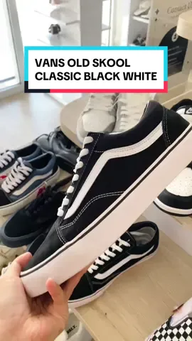 Sepatu Vans Old Skool Classic Black White super charming dan stylist 👟 Warna yang classic bikin tampilanmu semakin cool dan simple, pilihan sneakers ini selalu jadi primadoma dari masa ke masa 😎😍 UNISEX size lengap 36-48 #𝑴𝒆𝒍𝒂𝒏𝒈𝒌𝒂𝒉𝑵𝒚𝒂𝒎𝒂𝒏𝑺𝒆𝒕𝒊𝒂𝒑𝑯𝒂𝒓𝒊 #jesslyshoes #jesslysneakers #jesslysandals #jesslyheels #jesslyofficialstore #jesslycatalog #jesslyofficial #sneakers #sandals #bali #brandnewinbox #fyp #lewatberandafyp #masukberandafyp #flks #heels #mules #gratisongkir #tiktokshop #tokopedia #shopee #viral #tokosepatubali #sepatubali #sandalbali #heelsbali #sepatukerja #sepatukampus #vans 