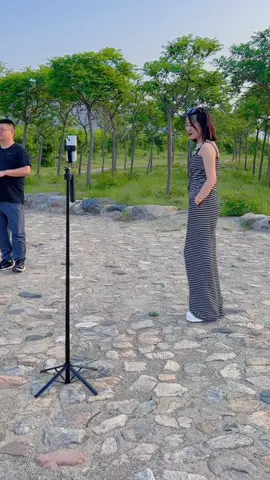 Gậy selfie 4 chân hỗ trợ chụp hình đẹp #tapchupanhdep #taptanhchupanh #chupanh #selfie #gayselfies #chuphinhdep #xuhuong 