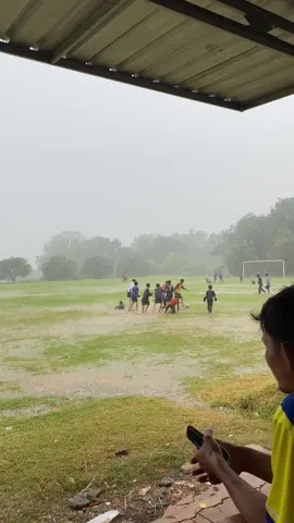 masa kecil dahulu ☺️ #fypシ #4u #masakecil #mainbola #hujan 