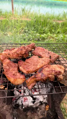 คอหมูย่างร้อนๆข้าวเหนียวอุ่นๆ กับบรรยากาศกลางทุ่งนา #อาหารอีสาน 