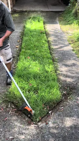 Cutting Nathan’s grass strip😜😂 @nathanslawnsandgarde  #cuttinggrass #mowing #strip #edging #driveway #beatyoutoit #freebie #satisfying #asmr 