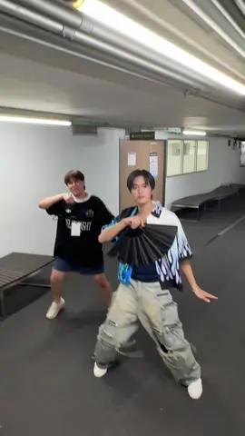 ก่อนขึ้นเวที เเทนที่จะซ้อมเพลงตัวเอง ไม่จ้ะ ต่อท่าเเบบเร่งด่วนไปเลย5555