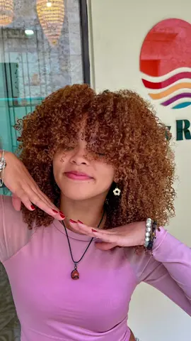 ¡Me encantaron estos productos para mis rizos de @MissRizos ! 🤩 Lo que más me gusta es que se centran en hidratar, reparar y nutrir mi melena, dejándola suave e hidratada✨. La línea de productos de Miss Rizos cuenta con: -Shampoo refrescante -Acondicionador hidratante -Tratamiento profundo restaurador -Leave-In acondicionador sin enjuague -Aceite Capilar ¡Definitivamente la recomendaría para quienes buscan productos que realmente cuiden sus rizos y les de esa frescura!🧡 ¿Qué esperas para probarlos? Puedes comprarlos utilizando mi código de descuento PCM_k27 para un 10% en su web MissRizos.com o probarlos en el Salón🧡 - - - - - - - - - - - - - #curlyhair #cabellorizado #curlygirl #fypシ #fyppppppppppppppppppppppp #pelorizado #missrizossalon #afrohair #foryouu #afrolatina #afro #cuidadodelcabello #productosdebelleza 