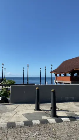 Mau se-indah apapun kota lain, tetap kota ini lah yg membuatku selalu rindu untuk pulang mengenang masa kecil✨ #sulut #sulawesiutara #manado #malalayangbeachwalk #pantaimalalayangmanado #manadopunya #manadostory 
