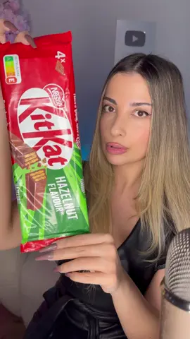 Dev pakette kitkat 🍫 #asmr #asmrsounds #asmrtiktoks #eating #mukbang 