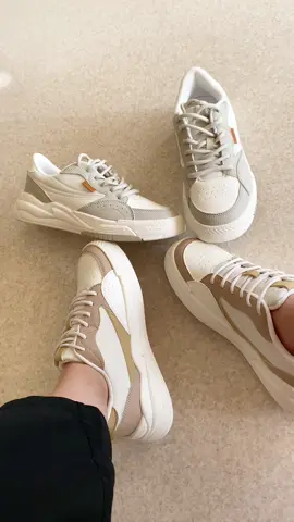 Lançamento!!❤️❤️ Protagonismo streetwear nos seus pés! Um tênis moderno, urbano, que imprime moda com atitude! O shape robusto e imponente do solado chegou para dar um toque de ousadia no visual. Feminino, descolado e tecnológico, vem com detalhes moderninhos no cabedal e tecnologias que proporcionam respirabilidade, conforto e estabilidade. Mood sporty chic é tendência absoluta Quem amou esse lançamento?? Por aqui estamos apaixonadas #anacapribotucatu #anacapri #anacaprioficial 