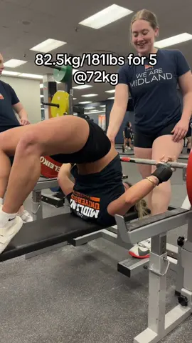 I have learned so much control on my bench during my last prep.. bench days are def my favorite training days ☺️ and yes, I know the bar moves 1/4 of a rep and yes, my arch is legal in usapl  #powerlifting #usapl #bench #fyp #foryoupage #lifting #gym #collegiate #GymTok 