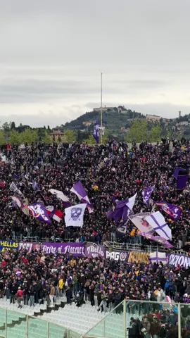 🎥: “… lotta e vinci insieme a noi!” 🟣🏴‍☠️ #FiorentinaPlzen . . . #fiorentinauno #fiorentina #acf #fiorentinagram #forzaviola #firenze #toscana #italia #f1 #seriea #legaseriea #conferenceleague #calcio #Italianfootball #stadiofranchi #ultras #hooliganns #violapark 
