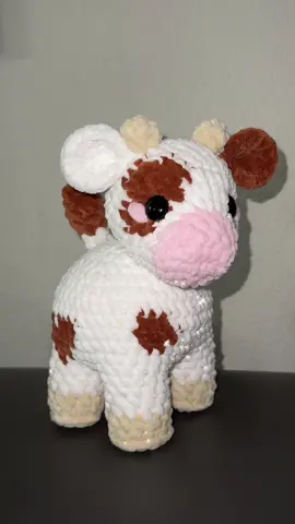 I love how this one turn out definitely a favorite!!! . Pattern by me releasing 4/23! . #crochet #crocheter #crochetgrove #crochetcow #crochetwithme #cow #Inverted 