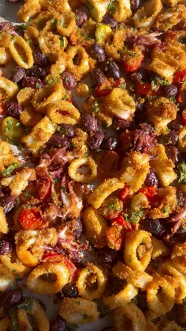 oven baked calamari 🦑 1kg block of calamari, or precut rings (you can find this at any fish store)  2 cups of cherry tomatoes, cut in half  1 cup of Kalamata olives  A generous amount of chopped parsley  2 cloves of garlic, sliced  1 cup of bread crumbs (I used gluten free)  About 1/3 cup of olive oil for drizzling on top Pinch of salt  Preheat oven to 425°F. Clean and cut your calamari if you bought them whole. Cut into rings. Combine all the ingredients in a large bowl. Spread evenly on a parchment lined baking sheet. Drizzle with more olive oil.  Bake for 30 minutes or until calamari are crispy. Serve with lemon slices and enjoy!!  #onepanmeal #calamari #EasyRecipe #italianrecipes #ricettafacile #ricettaveloce #calamarialforno #calamarigratinati 