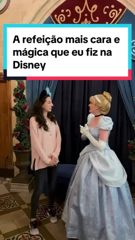 Refeição mais memorável (e cara) que eu fiz na disney  👑 Cinderella’s Royal Table: Uma Experiência de Conto de Fadas Adentre o icônico Castelo da Cinderela e mergulhe no glamour de uma refeição com as princesas em um ambiente encantador repleto de detalhes mágicos. Logo na entrada, você será recebido por pequenas referências ao filme e uma atmosfera ricamente decorada. Os visitantes são presenteados com estrelas dos desejos, espadas de príncipes e, claro, a oportunidade única de encontrar diversas princesas. O Cinderella’s Royal Table é uma das experiências gastronômicas mais concorridas de todo o Walt Disney World Resort.  Por sua exclusividade, a reserva precisa ser paga com antecedência, com preço fixo por pessoa. No entanto, vale cada centavo, pois a comida é verdadeiramente maravilhosa. Ao final da refeição, a própria dona do castelo estará presente para agradecer pela visita e registrar o momento, proporcionando uma experiência verdadeiramente digna de um conto de fadas. Se você deseja aprender como ter férias dignas de príncipes e princesas na Disney, clique no link da minha bio que eu estarei aqui para ajudar.  E não se esqueça de me seguir para ficar por dentro de todas as novidades sobre Orlando. ✨🏰 #disney #disneyworld #waltdisneyworld #waltdisneyworldresort #parquesdisney #magiadisney #dicasdisney #ferias #orlando #feriasnadisney #feriasemorlando #feriasemfamilia 