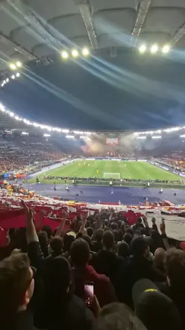 Un milanese preso lo massacriamo🟠🔴#roma #forzaroma #EuropaLeague #curvasudroma #asroma #italia #europa #milanistainfame 
