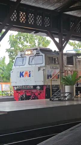 Ganteng gak CC206 Pake AC?,btw ini Lokomotif CC2061337 SDT sebagai CC206 pertama yang pakai AC untuk di kabin Masinisnya #cc206 #ac #loko #lokomotif #peci #keretaapi  #railfansindonesia #railfansoftiktok #keretaapiindonesia #keretaapikita #kai #kai121 #cepu #blora #fyp #foryou 