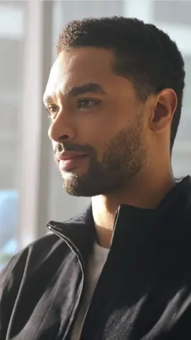 Cabelos crespos também devem trazer autenticidade. Não é só o degrade que funciona, existem diversas outras possibilidades .  Conheça minha consultoria , link na bio. #visagismo #cabelocrespo #cabelomasculino #elegancia #estilomasculino #visagismomasculino #belezamasculina 